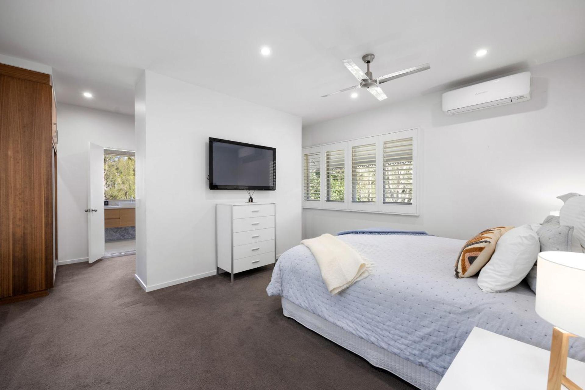 185 Lake Weyba Drive * Noosaville