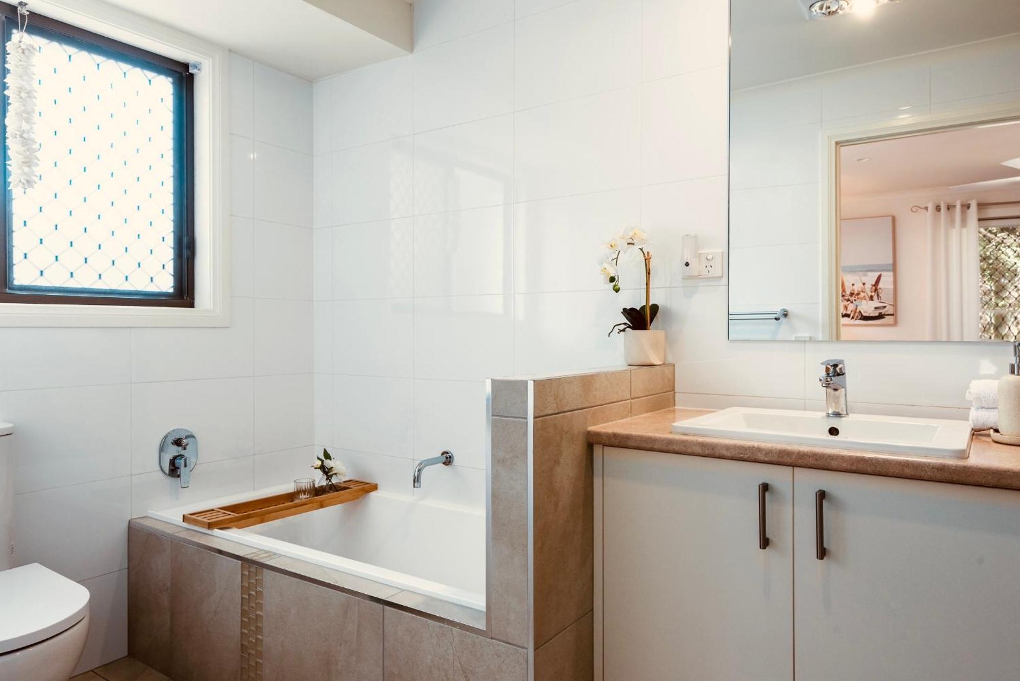 Endless Summer Retreat-pet Friendly, Walk To Shops Casa de férias