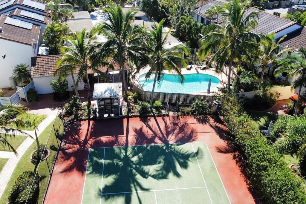 Stylish Poolside Villa, Noosa Apartment *