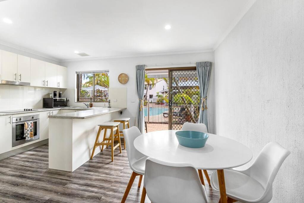 Apartment Stylish Poolside Villa, Noosa Noosaville