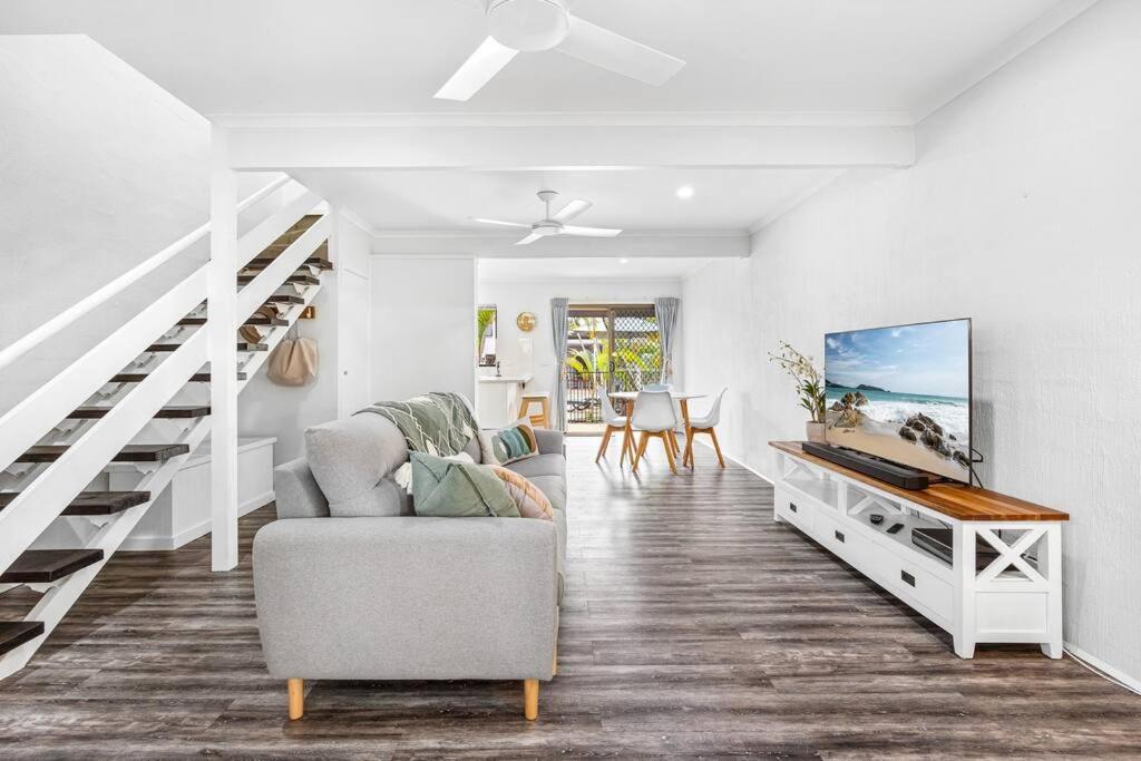 Stylish Poolside Villa, Noosa Apartment *