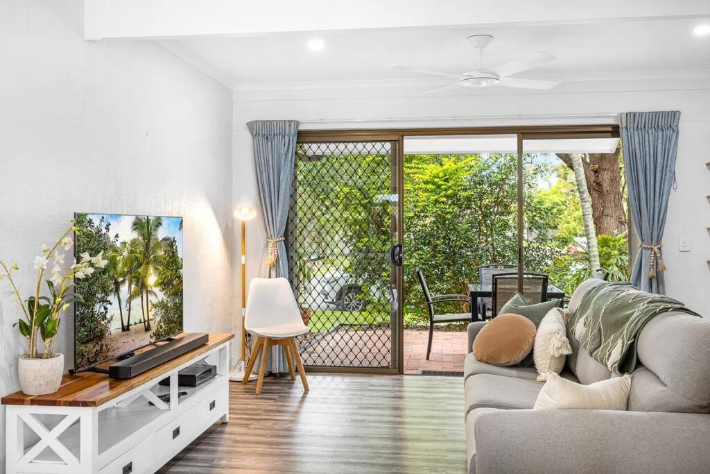 Stylish Poolside Villa, Noosa Apartment *