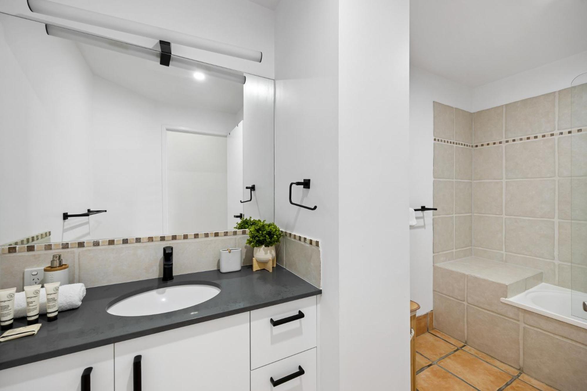 Pristine 2-bed With Pool And Balcony Sunrise Beach