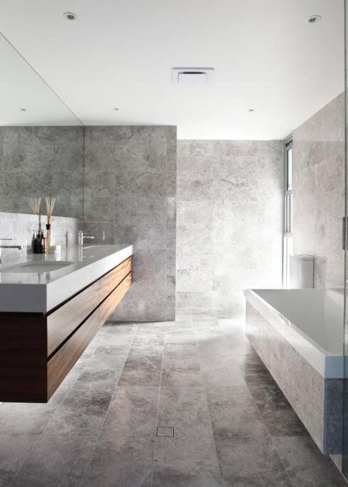 Racquet Retreat By Secret Destinations- Short Walk To Hastings Street