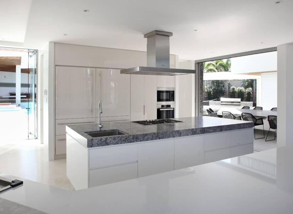 Racquet Retreat By Secret Destinations- Short Walk To Hastings Street Pousada Noosa Heads