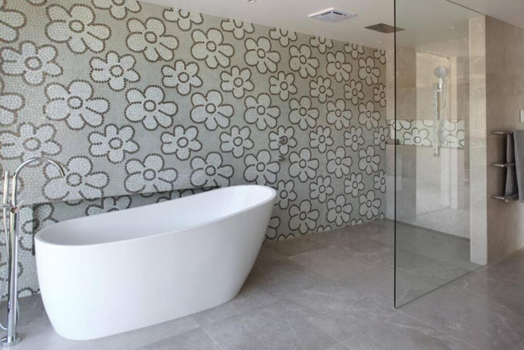 Racquet Retreat By Secret Destinations- Short Walk To Hastings Street Pousada Noosa Heads