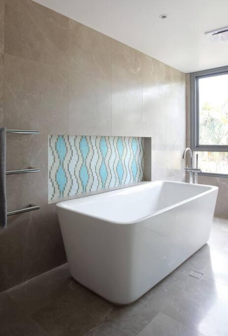 Racquet Retreat By Secret Destinations- Short Walk To Hastings Street *