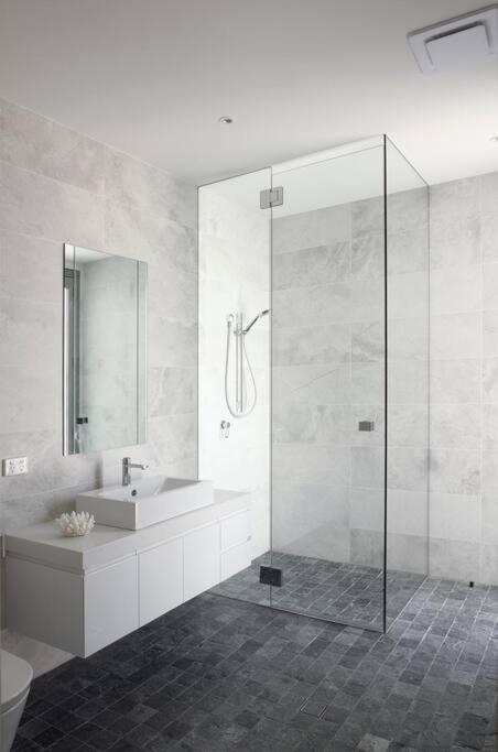 Racquet Retreat By Secret Destinations- Short Walk To Hastings Street Pousada
