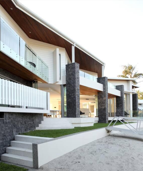 Racquet Retreat By Secret Destinations- Short Walk To Hastings Street Pousada Noosa Heads