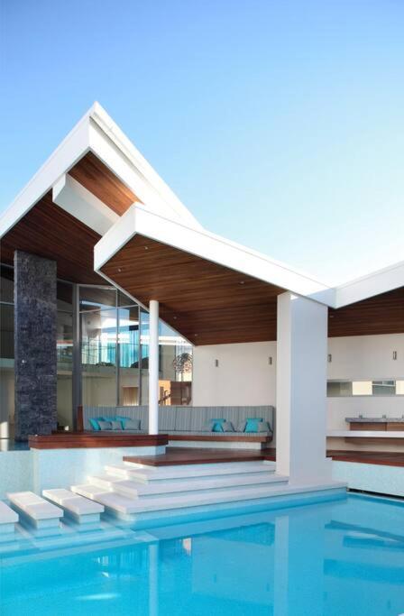 Racquet Retreat By Secret Destinations- Short Walk To Hastings Street Pousada Noosa Heads