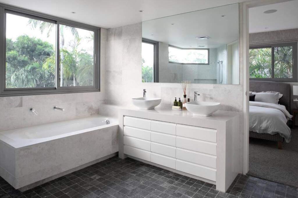 Racquet Retreat By Secret Destinations- Short Walk To Hastings Street