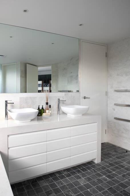 Racquet Retreat By Secret Destinations- Short Walk To Hastings Street *