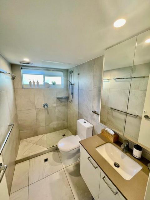 Coastal Luxe On Hastings St - 2 Bedroom Apartment