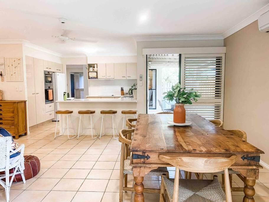 Bright And Spacious Noosa Pad With Pool