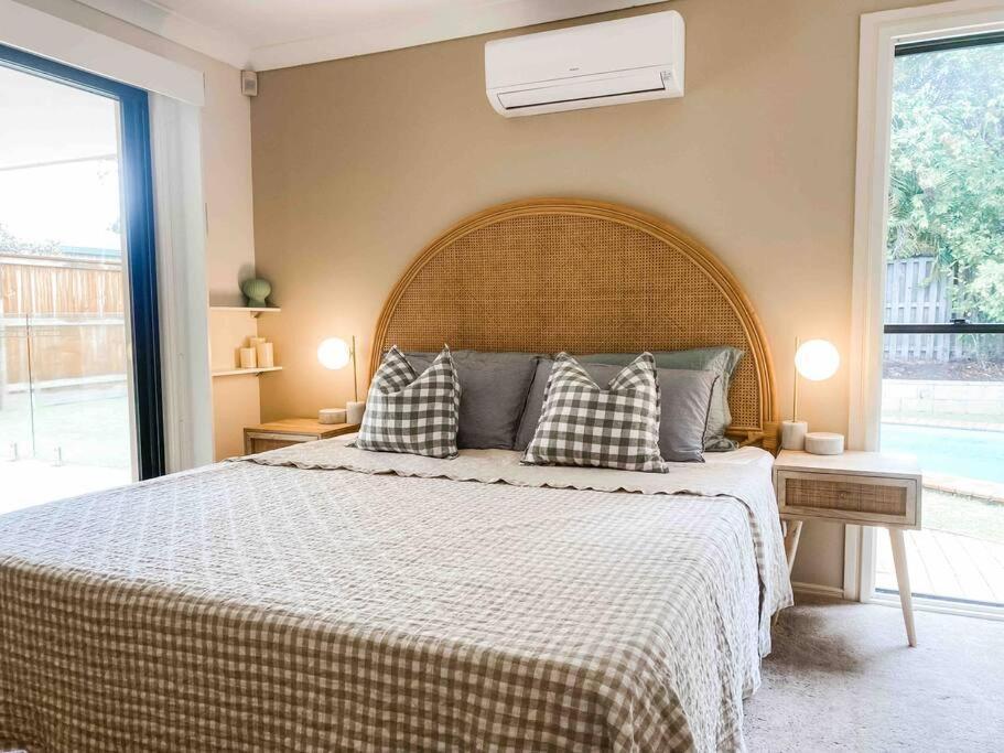 Holiday home Bright And Spacious Noosa Pad With Pool *