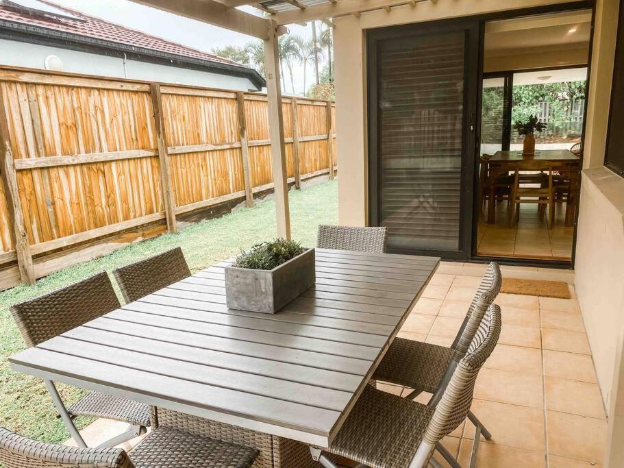 Bright And Spacious Noosa Pad With Pool Noosaville