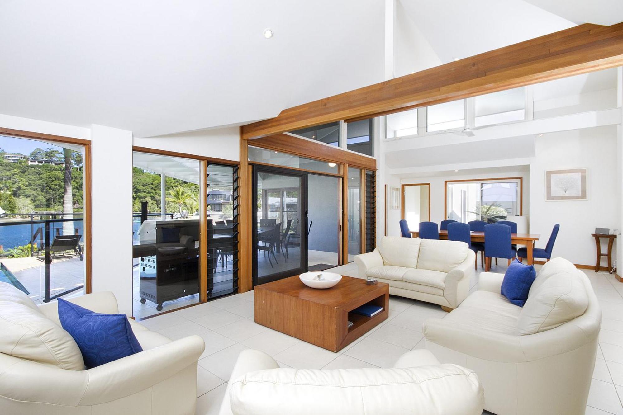 Waterfront Haven, Private Jetty, Near Hastings Holiday home
