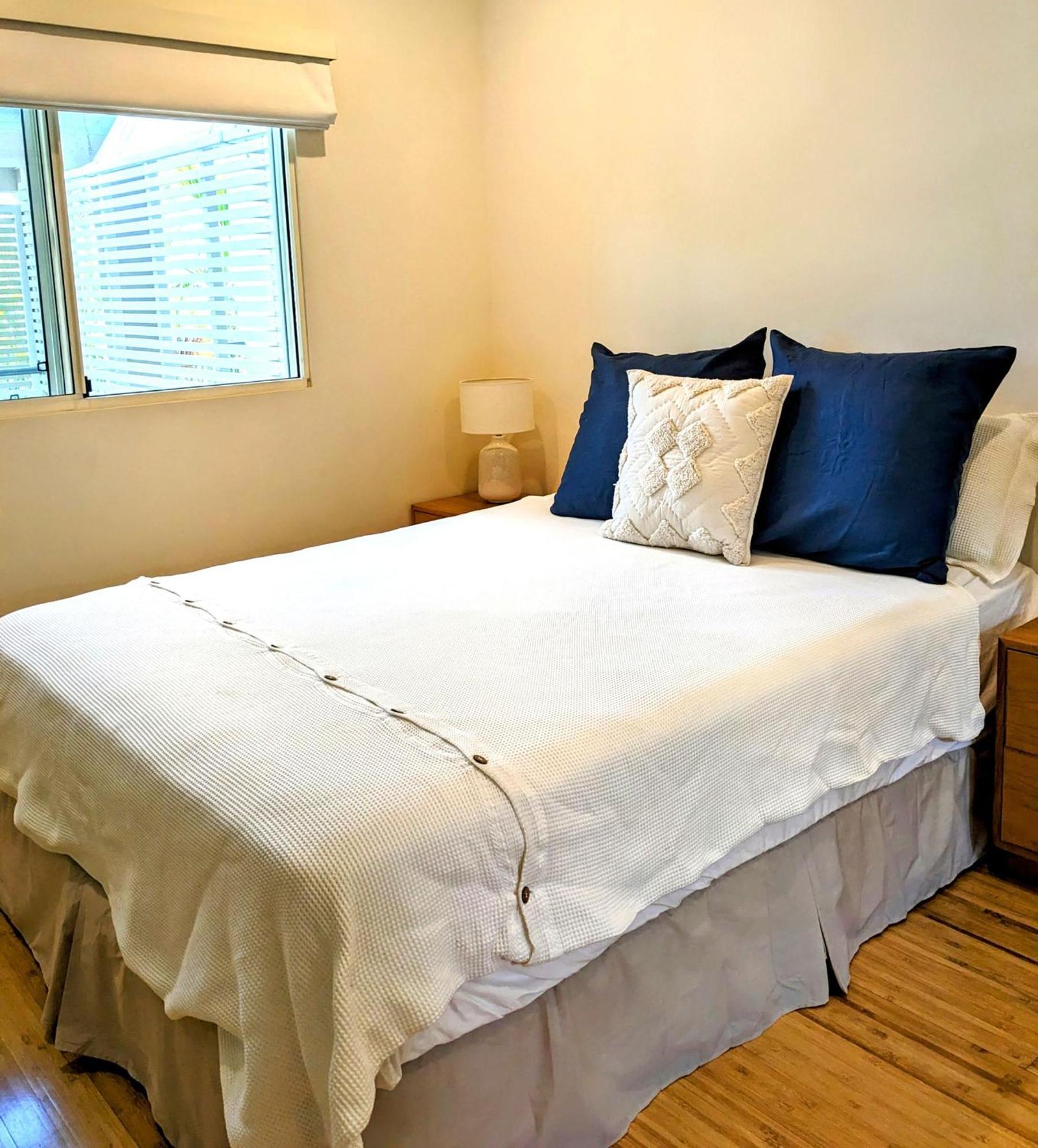 8 Colonial Apartment *