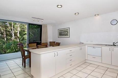 Palm Court Apartment *