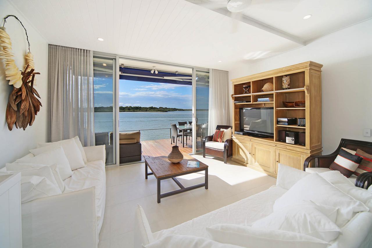 Riverfront Apartment, Perfect Location *