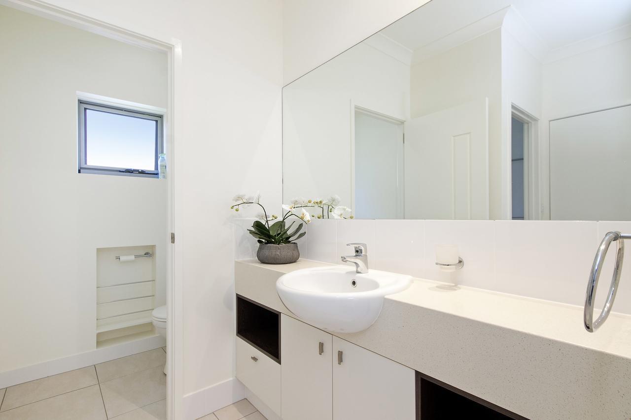 Tranquil & Modern Riverside Getaway * Noosaville