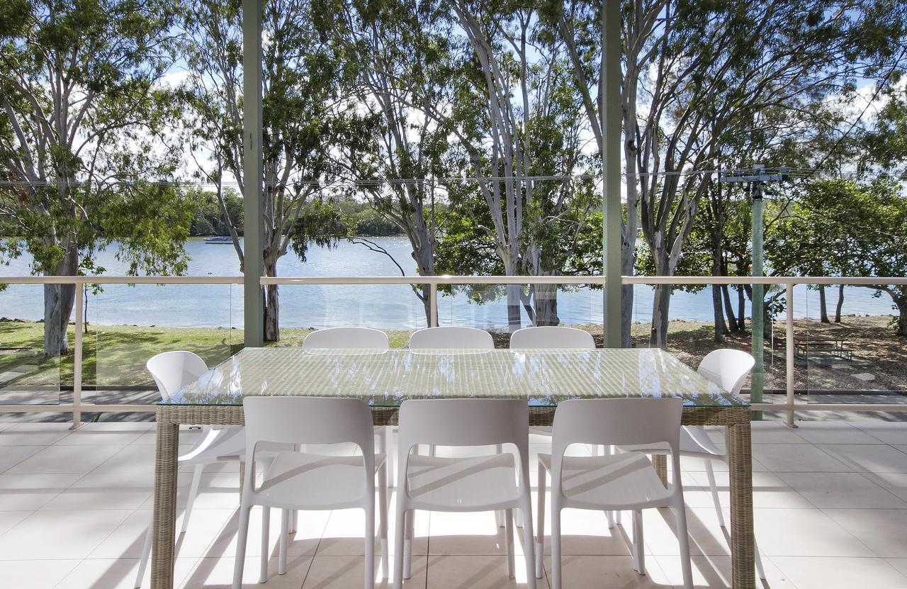 Tranquil & Modern Riverside Getaway Holiday home *