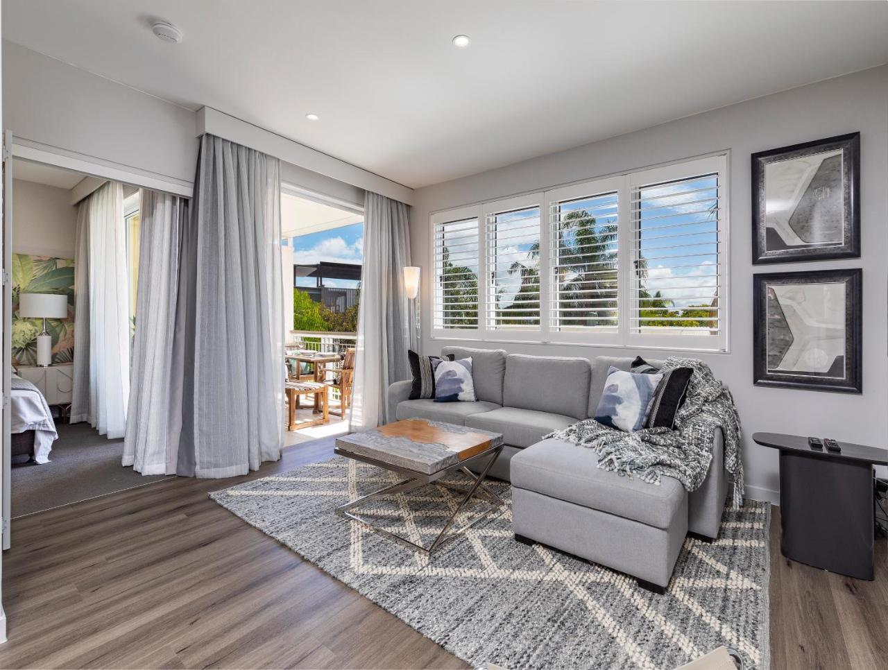 Apartment Sleek, Modern And Comfortable On Hastings Street