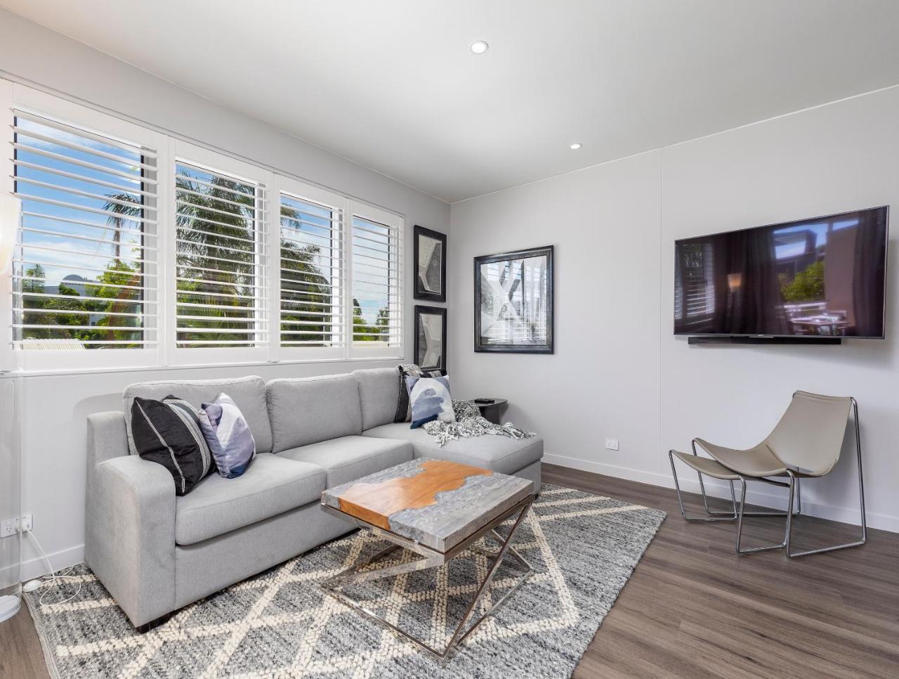 Apartment Sleek, Modern And Comfortable On Hastings Street