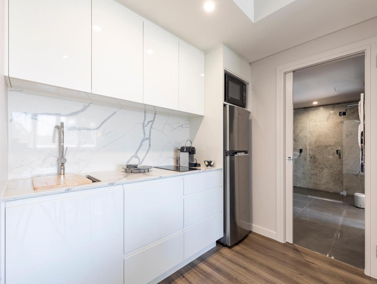 Sleek, Modern And Comfortable On Hastings Street *