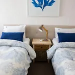 2 Bedroom Renovated Townhouse, Walk To Noosa River
