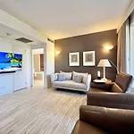231 Lovely North Facing 2 Bedroom Metres To Main Beach