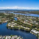 14 Gorgeous Waterfront Noosa Oasis