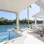 Iluka, Luxurious Riverfront Retreat