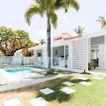 Poinciana House—Luxury Noosa Retreat Close To Beach