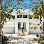 2 Luna Noosa - Spacious Retreat In Elevated Location