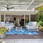 2 Roebellini, 16 Solway Drive - Dog Friendly Tropical Oasis