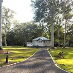 Lake Weyba Noosa Lodge & Kangaroos