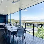 The Hamptons Lake House - Noosa Heads Luxury House