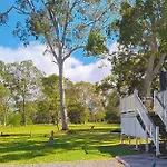 Lake Weyba Noosa Lodge & Kangaroos