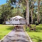 Lake Weyba Noosa Lodge & Kangaroos