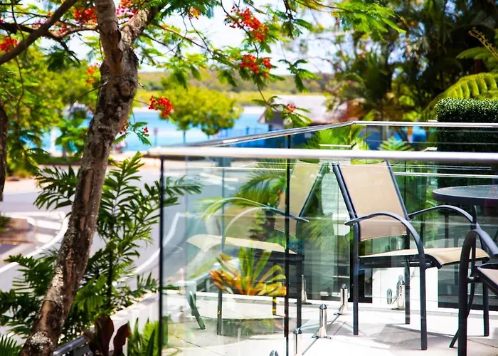 2 Bedroom Renovated Townhouse, Walk To Noosa River