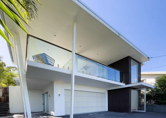 Stunning Views, Private Pool Near Hastings St
