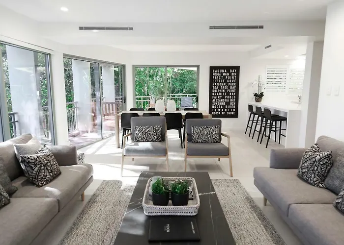Hastings Park: Elegant Noosa Gem By The Beach