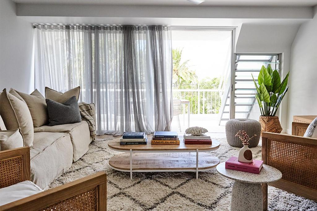 Village Vibes & Coastal Life, Sunshine Apartment *
