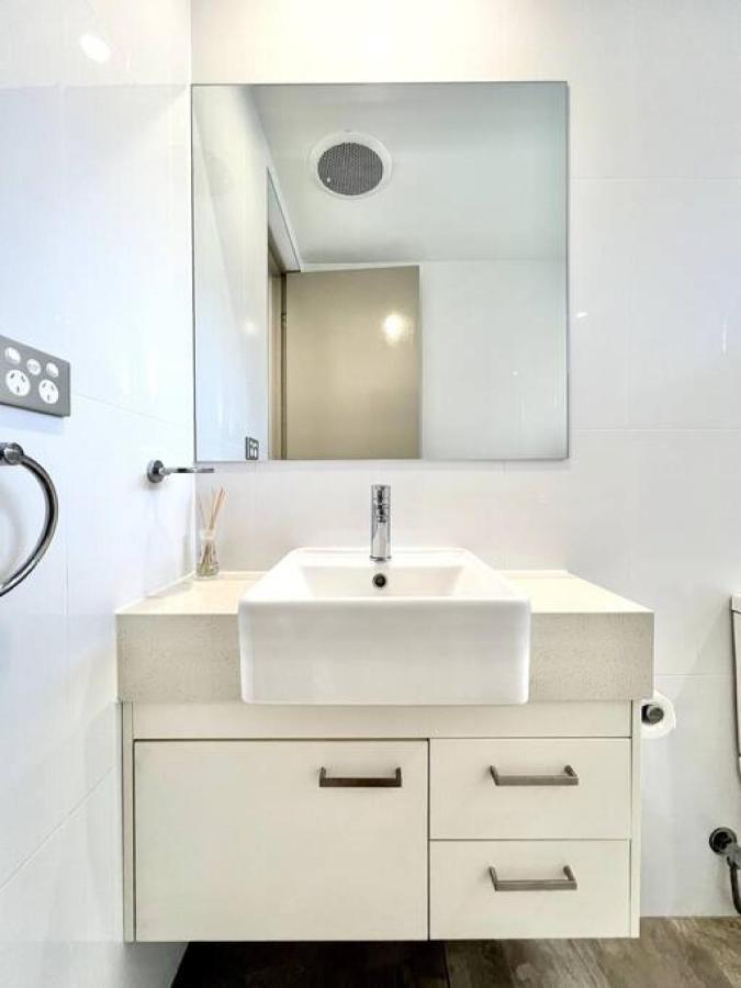 6apt Beautifully Renovated On Hastings Street Apartment *