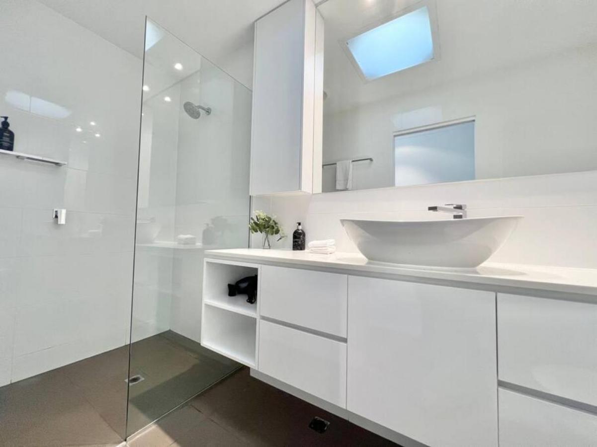 14 Gorgeous Waterfront Noosa Oasis Apartment