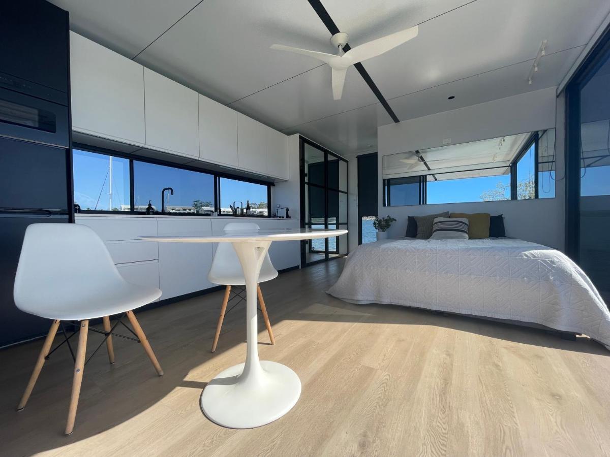 Botel Oasis - Luxury Floating Eco Noosa Heads