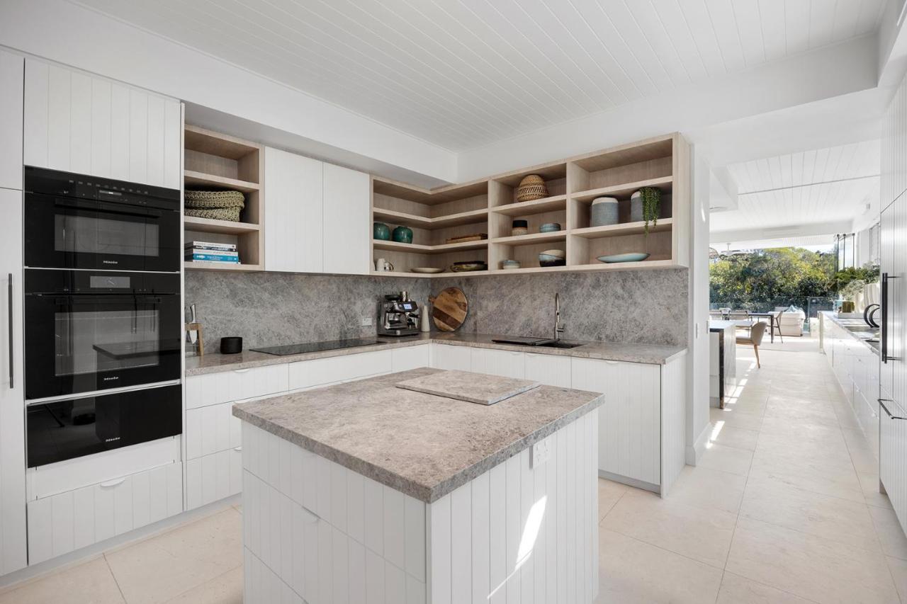 Iluka, Luxurious Riverfront Retreat Holiday home Noosa Heads