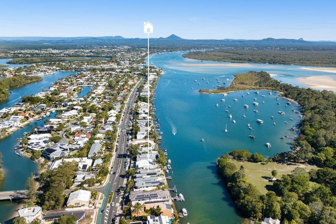 Iluka, Luxurious Riverfront Retreat Holiday home Noosa Heads