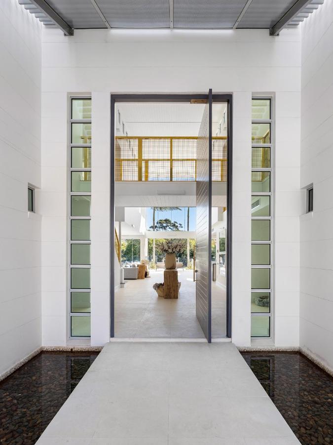 Iluka, Luxurious Riverfront Retreat Holiday home Noosa Heads